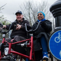 Třetina osob s postižením v britských městech by chtěla jezdit na kole