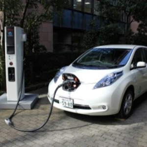 Prodeje elektromobilů a hybridů rostou, zájem roste také o elektrokola