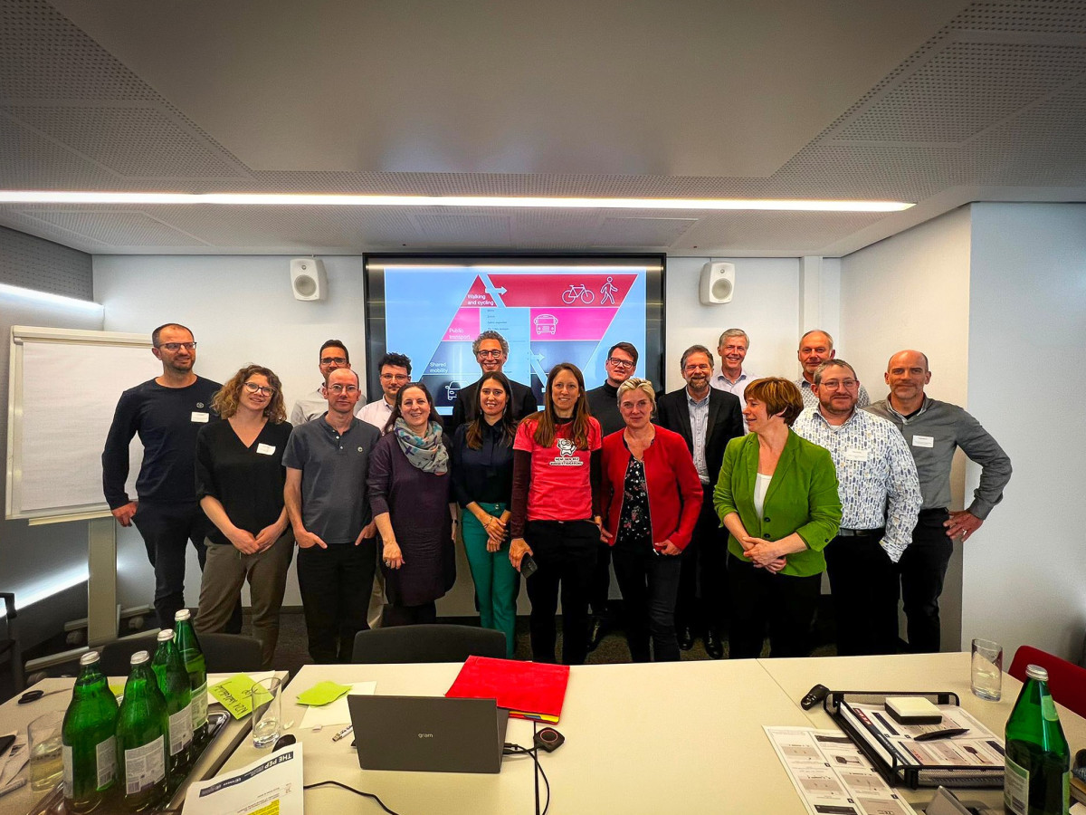 Chůze jako pilíř aktivní mobility: Průzkum odhalil bariéry, které Čechům brání v pohybu