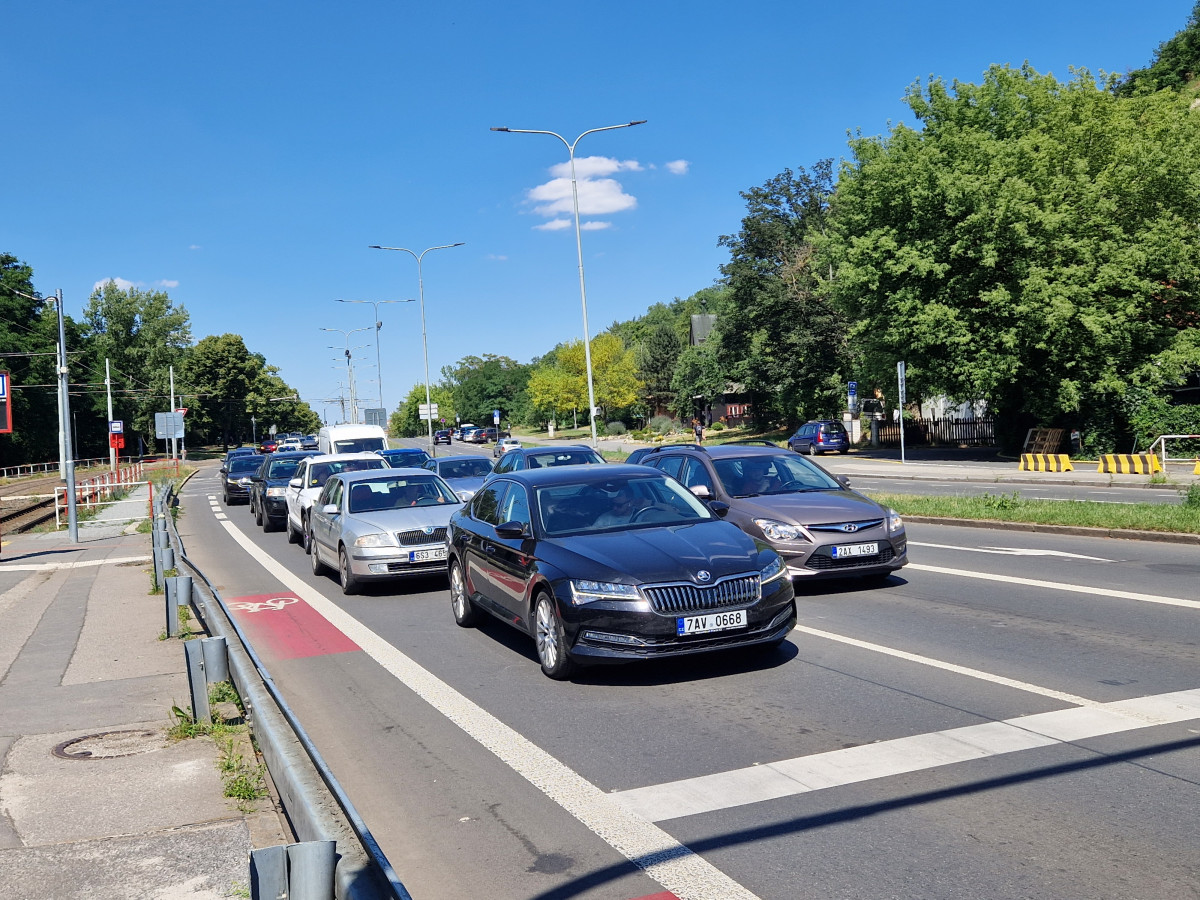 Přehlednější bodový systém schválila Sněmovna, zavádí také možnost řídit auto už od 17 let s doprovodem