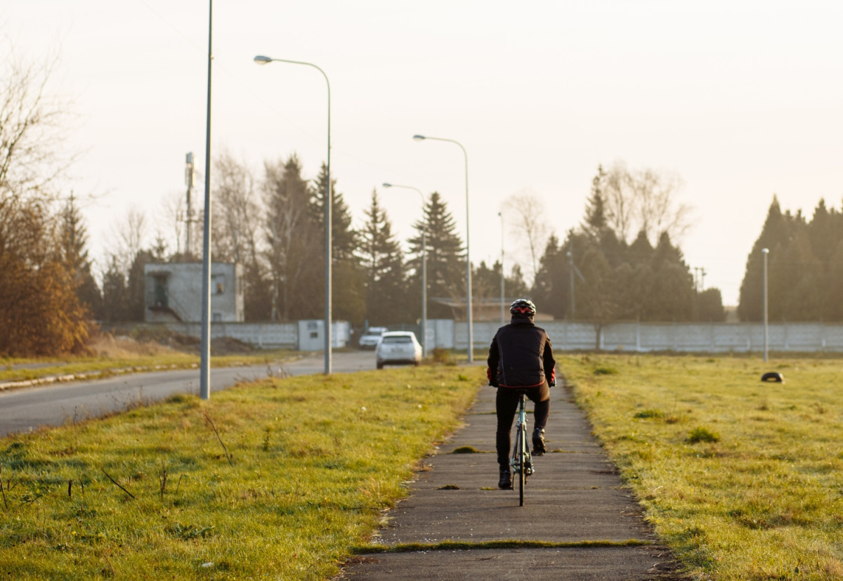 Cyklisté na silnicích. Jen 7 % silniční sítě zahrnuje ochranná opatření