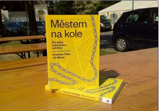 Kniha Městem na kole 