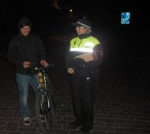 Městská policie v Pardubicích se zaměřila na neosvětlené cyklisty, kromě pokut dostali také blikačky