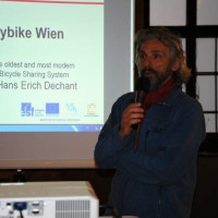 Hans Erich Dechant, ředitel vídeňského systému Citybike Wien, představil historii a problémy, se kterým se vyrovávala veřejná kola v hlavním městě Rak