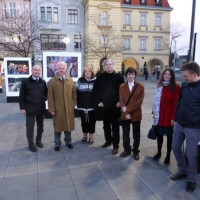 Kurátor souběžně probíhající výstavy o dánské architektuře p. arch. Tadeáš Goryczka ukázal panely na náměstí dánskému velvyslanci, který byl uvítán mí