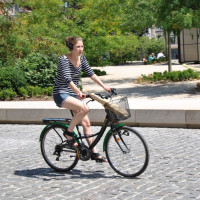 Jedna z mnoha francouzských cyklistek ve francouzské Remeši by nově mohla pobírat příspěvek za dojíždění na kole do práce. 