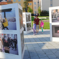 Výstava fotografií o cyklistické kultuře v Kodani je vystavena v Jihlavě v parku Gustava Mahlera, foto: Jitka VRTALOVÁ