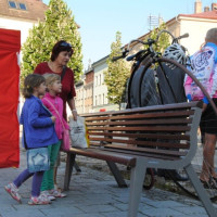Zatímco se hovořilo, děti obdivovaly vysoké kolo Pepy Zimovčáka, foto: Jitka VRTALOVÁ