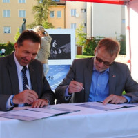 Podpis memoranda mezi dánskou ambasádou a Asociací měst pro cyklisty, vlevo Jaroslav Vymazal (Asociace cykloměst), vpravo Lars Kjellberg (Velvyslanect