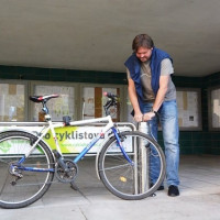 Cyklopumpa pro cyklistovu duši stojí před vchodem do budovy Magistrátu Hradce Králové. Foto: archiv Hradec Králové