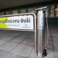 Cyklopumpa pro cyklistovu duši stojí před vchodem do budovy Magistrátu Hradce Králové. Foto: archiv Hradec Králové