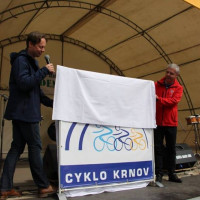 Místostarostové města Krnova, Michal Brunclík a Jan Krkoška při slavnostním odhalení cyklistické značky.