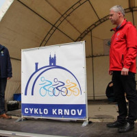 Místostarostové města Krnova, Michal Brunclík a Jan Krkoška při slavnostním odhalení cyklistické značky.