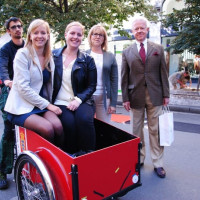 Zaměstnanci dánského velvyslanectví na nákladním kole Christiania bike, které bylo vyrobené v Dánsku.